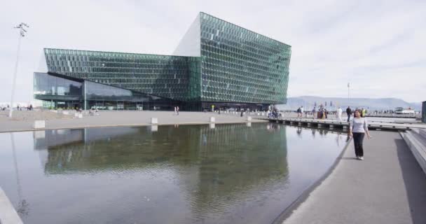 Reykjavik Islândia vistas - Harpa Concert Hall em Reykjavik Harbor — Vídeo de Stock