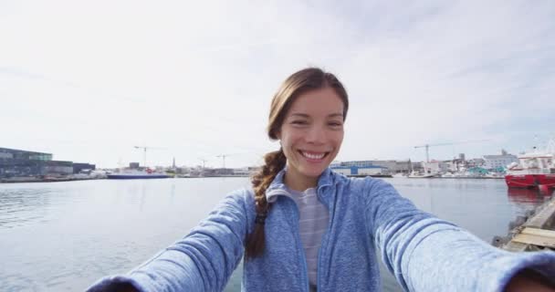 Viagem selfie vídeo por mulher em viagem em Reykjavik Islândia — Vídeo de Stock
