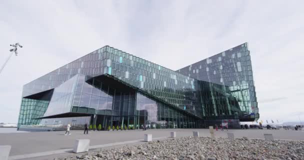 Reykjavik Islandia Lugares de interés - Harpa Concert Hall en Reykjavik Harbor — Vídeo de stock