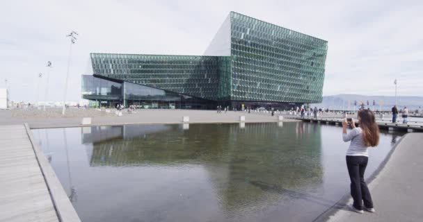 Reykjavik Islandia Lugares de interés - Harpa Concert Hall en Reykjavik Harbor — Vídeo de stock