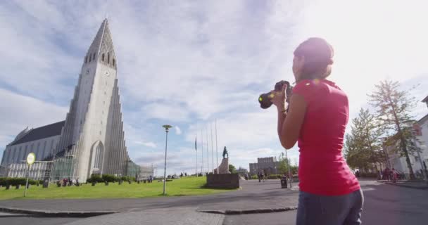 Reykjavik Islandia fotografia turystyczna kościoła Hallgrimskirkja — Wideo stockowe