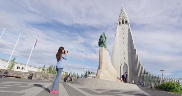 İzlandalı turist Reykjavik 'teki Hallgrimskirkja kilisesinin fotoğrafını çekiyor. — Stok video