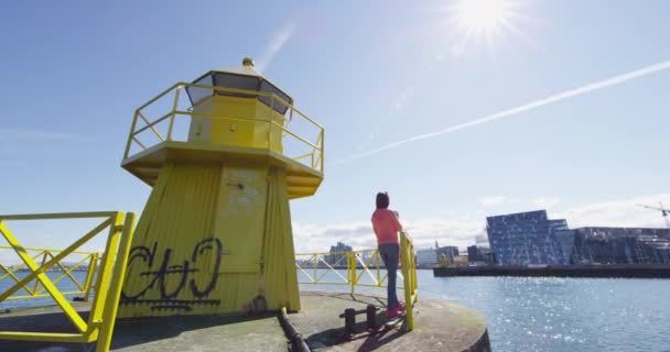 Reykjavik Izland kilátás a városra a sárga világítótorony Reykjavik Harbour — Stock videók