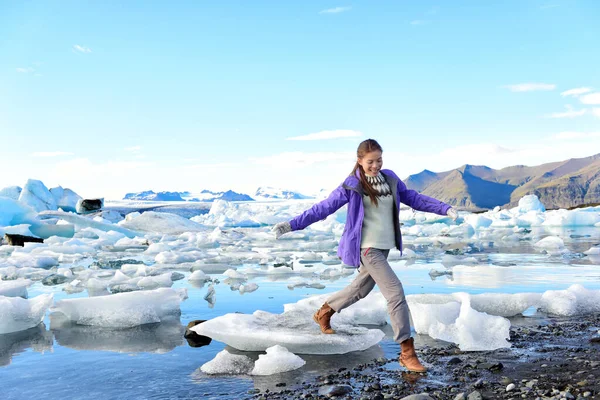 Island Reisetouristen zu Fuß auf Eis mit Blick auf die Naturlandschaft Jokulsarlon Gletscherlagune auf Island. Frau wandert durch Touristenziel Sehenswürdigkeit. Nationalpark Vatnajokull — Stockfoto