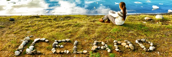 Islanda paesaggio naturale. ISLANDA testo scritto con rocce. Donna in visita meta turistica punto di riferimento attrazione ghiacciaio lago Jokulsarlon. Bandiera panoramica — Foto Stock