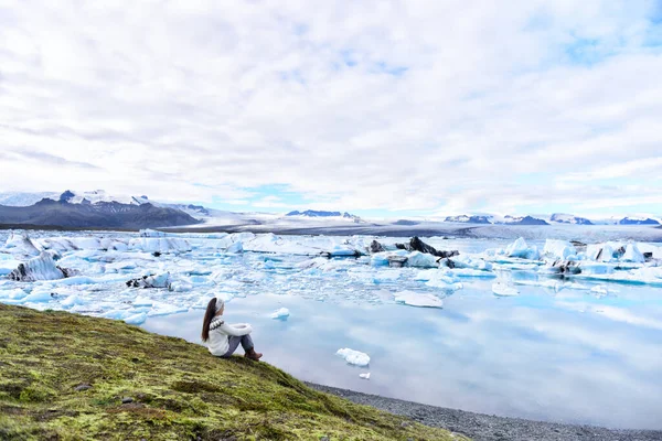 Islândia turismo de viagem apreciando a vista da paisagem natural lago geleira da lagoa glacial Jokulsarlon na Islândia. Mulher ao ar livre por atração de destino turístico marco. Parque Nacional Vatnajokull — Fotografia de Stock