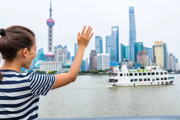 Mujer saludando adiós en crucero saliendo de Shanghai — Foto de Stock