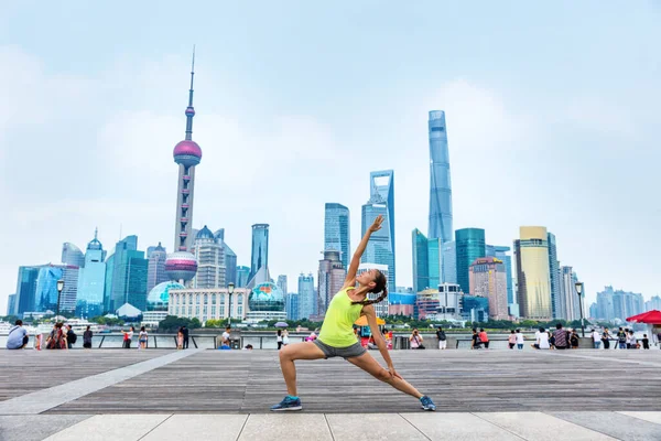 Yoga fitness instruktör i urban city utomhus klass — Stockfoto