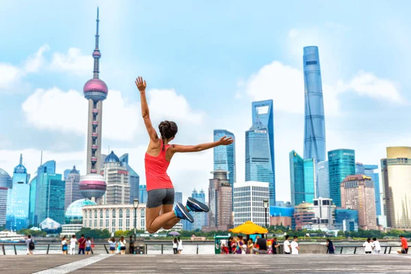 City success urban woman joy jumping in Shanghai — Stockfoto