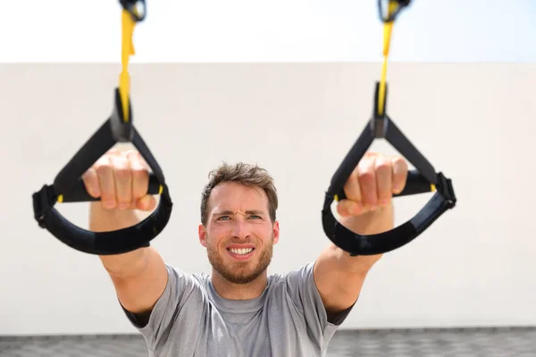 Alças de suspensão treinamento braços bíceps músculos treino fitness homem exercitando no ginásio ao ar livre — Fotografia de Stock