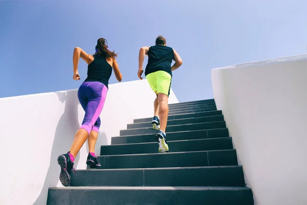 Escaliers coureurs en cours d'exécution jusqu'à l'entraînement escalier hiit séance d'entraînement. Couple travailler les jambes et le cardio au gymnase de remise en forme. Mode de vie sain et actif sport personnes faisant de l'escalade dans la ville urbaine — Photo