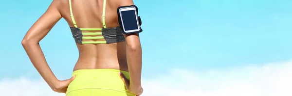 Fitness-Frau trägt Armbinde für Smartphone — Stockfoto