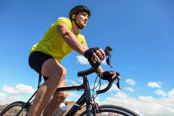 Ciclismo uomo turistico in bicicletta su bici da strada in viaggio — Foto Stock
