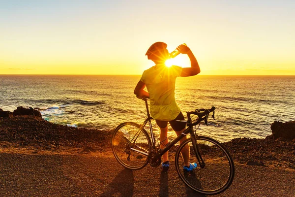 Atleta ciclista hombre beber agua en bicicleta — Foto de Stock