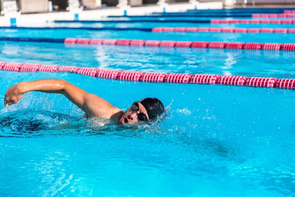 Nuotatore uomo allenamento sportivo in piscina. Atleta professionista di sesso maschile che fa strisciare tecnica freestyle ictus — Foto Stock