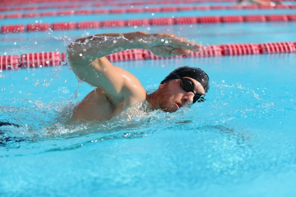 Natação triatlo competição treinamento homem atleta nadador na natação pista ao ar livre. Esporte e fitness atletas ativos — Fotografia de Stock