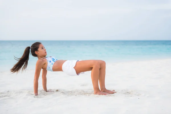 Odwrócona pozycja na stole w jodze. Zaawansowany trening fitness trening dziewczyna na plaży ćwiczenia mięśni rdzenia i ramienia, postawy, która rozciąga przednią część ciała. Azjatka na zewnątrz — Zdjęcie stockowe