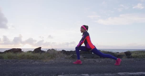 Zdrowy styl życia piękna azjatycka kobieta rozciągająca nogi przed bieganiem — Wideo stockowe