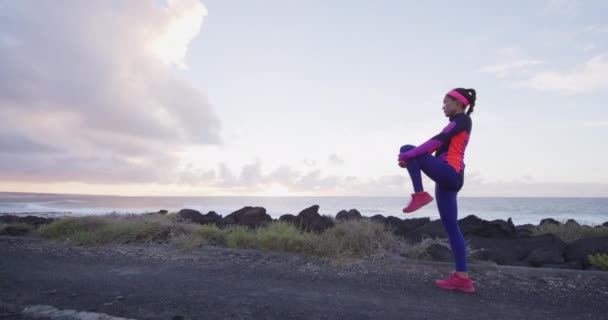 Нога растяжения упражнения фитнес бегун женщина делает разминку — стоковое видео