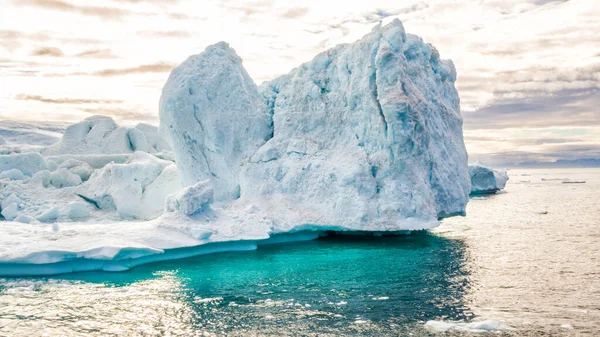 Images aériennes d'iceberg - icebergs géants dans la baie Disko sur le Groenland flottant dans le fjord glaciaire d'Ilulissat depuis le glacier en fusion du glacier Sermeq Kujalleq, alias glacier Jakobhavns. Réchauffement climatique et changement climatique — Photo