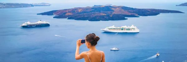 Europa Vacaciones mediterráneas turista tomando fotos de vacaciones con teléfono de cruceros en el mar Egeo en Oia, Santorini, Grecia. Europa destino de vacaciones bandera panorámica — Foto de Stock