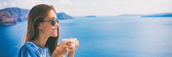 Tranquille matin femme sereine détente boire le petit déjeuner café profiter de l'océan vue sur la mer sur le balcon de l'hôtel de luxe, vacances d'été Voyage. Accueil vivant bannière panoramique paysage en-tête — Photo