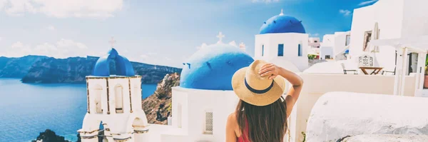 Summer travel tourist visiting Oia, Santorini, Europe vacation destination. Luxury holiday woman walking in city. Banner panorama — Stockfoto