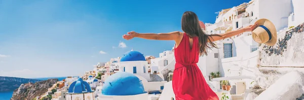 ヨーロッパ旅行休暇楽しい夏の女性は、ギリシャのサントリーニ島のOiaで自由に開かれた腕で自由に踊る感じています。ケアフリーガール観光バナーパノラマ — ストック写真