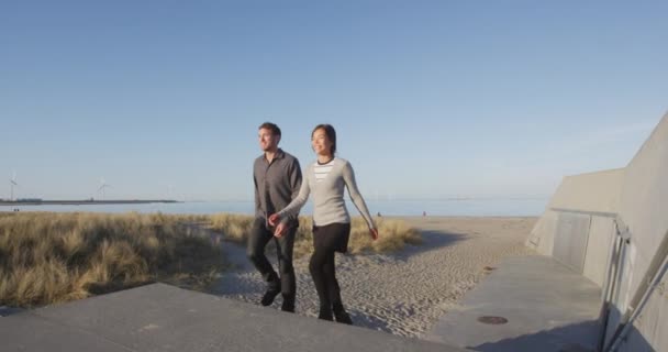 Paar spaziert im Copenhagen Amager Strand Beach Park — Stockvideo