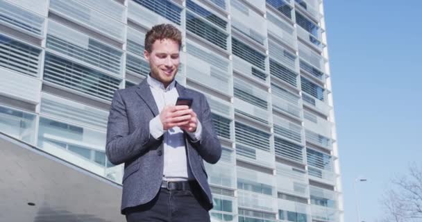 Sucesso e realização - empresário feliz torcendo olhando para o telefone celular — Vídeo de Stock