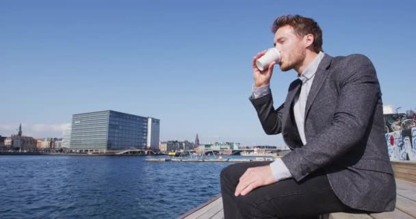 Lunchpauze - zakenman die buiten luncht en koffie drinkt in de stad — Stockvideo