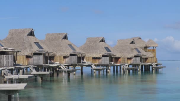 Resort hotel in reisparadijs met overwater bungalow in oceaan lagune — Stockvideo