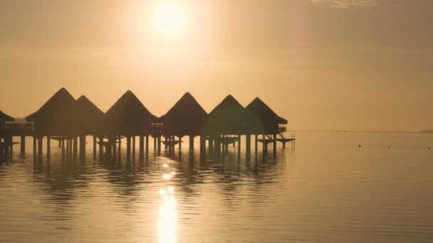 Resort hotel en paraíso de vacaciones de viaje con bungalow sobre el agua en la laguna del océano — Vídeos de Stock