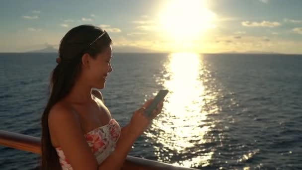 Άτομα που χρησιμοποιούν τηλέφωνα - Κρουαζιέρα πλοίο διακοπές ταξιδιωτική γυναίκα απολαμβάνοντας το ηλιοβασίλεμα στη θάλασσα — Αρχείο Βίντεο