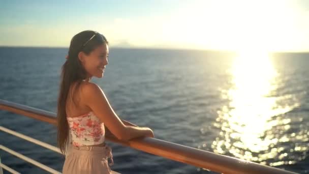 Κρουαζιέρα γυναίκα διακοπές πλοίο απολαμβάνοντας το ηλιοβασίλεμα στη θάλασσα — Αρχείο Βίντεο