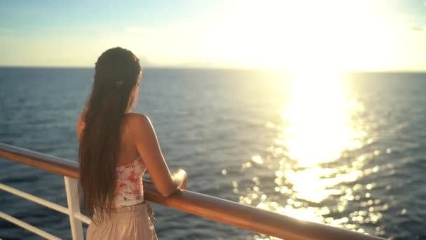Gemi seyahati yapan kadın teknede günbatımının tadını çıkarıyor. — Stok video