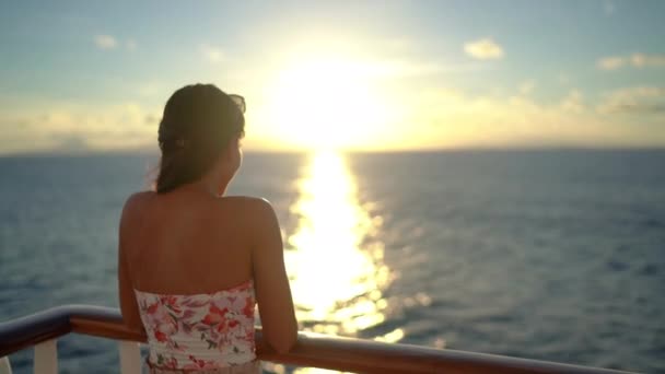 Круїзний корабель відпустка подорожі жінка насолоджується заходом сонця на морі на човні — стокове відео