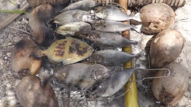 Pescado polinesio barbacoa tradicional francesa Polinesia comida en la playa — Vídeos de Stock