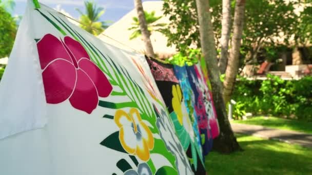 Jupes Sarong suspendues à la main à Tahiti, Polynésie française enveloppement pendaison — Video