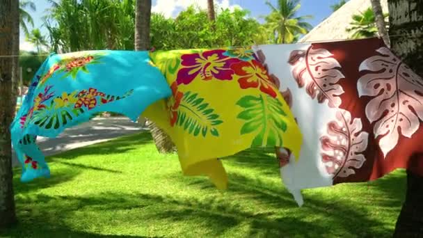 Jupes Sarong suspendues à la main à Tahiti, Polynésie française enveloppement pendaison — Video