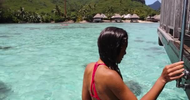 Cestovní luxusní bikiny žena s venkovní sprchou v resort hotelu na cestách — Stock video