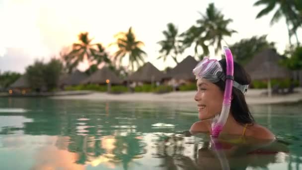 Praia de férias mulher divertida em snorkel máscara no oceano snorkeling — Vídeo de Stock