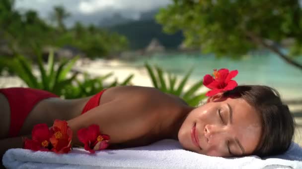 Жінка відпочиває в спа-салоні розкішного масажу готельного курорту. Красуня дівчина лежить — стокове відео