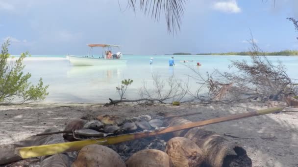 Peixes polinésios bbq tradicional francês Polinésia comida na praia — Vídeo de Stock