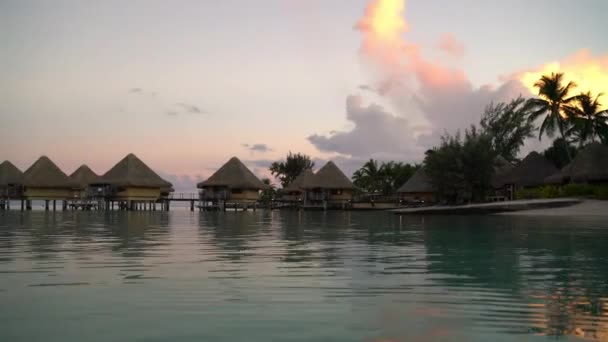 Ταξιδιωτικός παράδεισος διακοπών με overwater bungalow resort ξενοδοχείο σε κοραλλιογενή ύφαλο θάλασσα — Αρχείο Βίντεο