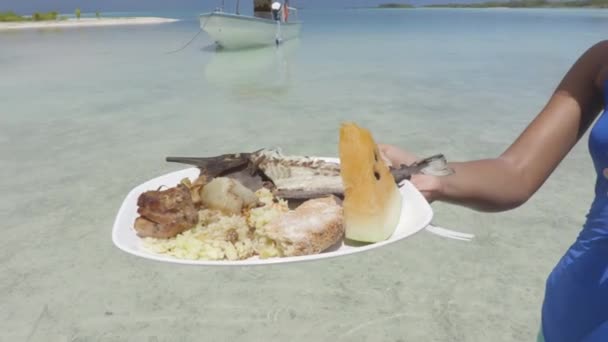 Polinesia pescado barbacoa tradicional Polinesia francesa comida en la playa — Vídeo de stock