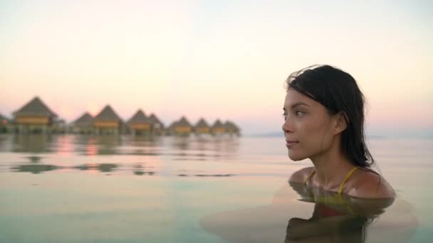 Путешествуйте в роскошный отель Serene спокойная красавица расслабляется на пляже летний отдых — стоковое видео