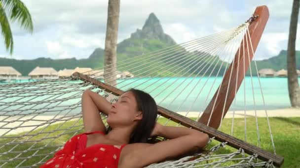 Dovolená Relaxace v cestovním ráji. Šťastná usměvavá žena odpočívající v houpací síti — Stock video