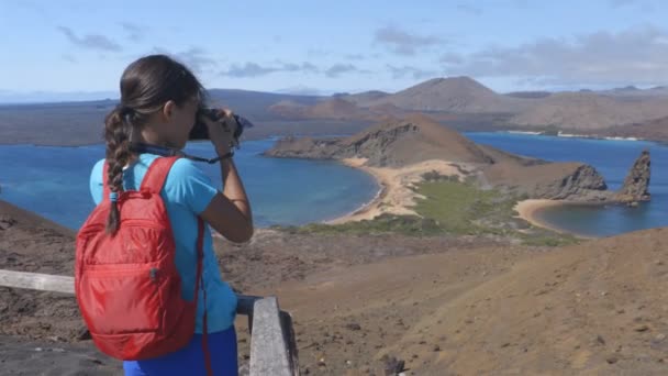 Galapagos tourist taking photos using camera on Bartolome Island — ストック動画
