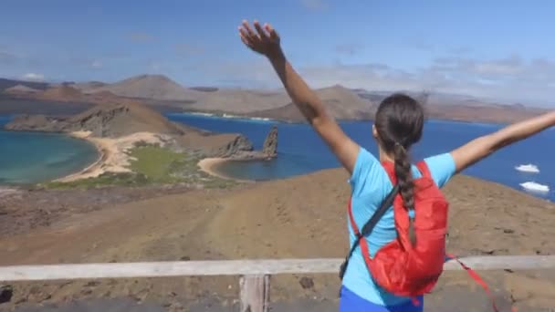 Galapagos tourist having fun on travel onon Bartolome Island oi Galapagos — Stockvideo